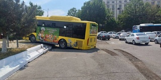 Andijonda avtobus tormoz tizimida yuzaga kelgan nosozlik tufayli yo‘l chetidagi daraxtga borib urildi