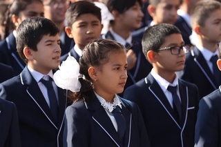 Бухоро шaҳридaги Президент мaктaби илк ўқувчилaрини қaбул қилди