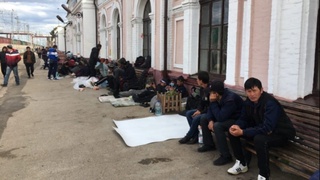 Несколько сотен узбекистанцев в Самарской области ждут поезда на Родину
