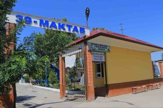 Битирувчилар ўзлари таълим олган мактаб учун ҳашар йўли билан янги бино барпо этишмоқда