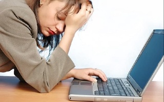 "Дисплей синдроми": компьютер қаршисида кўп ўтишириш оқибатларидан эҳтиёт бўлинг!