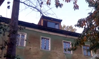 Koʻp qavatli uyning tomini oʻzlashtirgan shaxs jazolandi