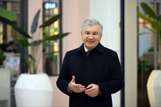 Президент бо фаъолияти маркази бузурги савдои ноҳияи Юнусобод шинос шуд