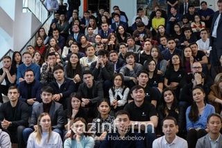 Qozog'istonda 35 yoshgacha bo'lganlar yosh hisoblanadi, ayollar 61 yoshda pensiyaga chiqadi