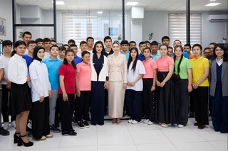 Саида Мирзиёева и Огулджахан Атабаева посетили инклюзивный образовательный центр в Самарканде