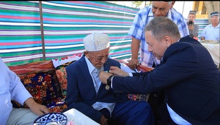 Хоким Навоийской области вручил 102-летнему жителю государственную награду