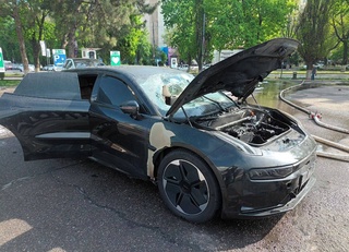 Қувватлаш жараёнида “Zeekr” ёниб кетди