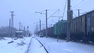 Юк поезди темир йўлни кесишмасида қолиб кетган Дамасни уриб кетди