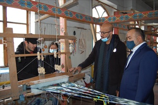 Ўзбек ҳунармандлари маҳсулотлари чет эллик сайёҳлар ҳайратини оширишда давом этмоқда