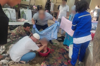 Ҳожатхонага тушиб кетган 2 ёшли бола қутқариб қолинди