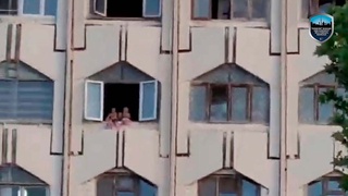 8-қаватнинг дераза токчасида ўтирган болалар ота-оналарига танбеҳ берилди