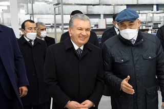Давлатимиз раҳбари йирик кластернинг тўқимачилик корхонасини бориб кўрди