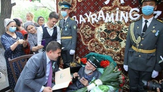 Хоким Наманганской области поздравил ветерана из Мингбулака