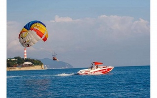 Батумида сайёҳ парашютда учиш чоғида ҳалок бўлди