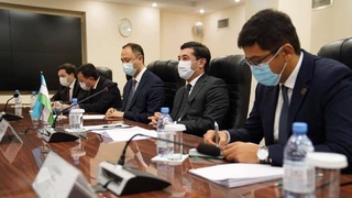 Ӯзбекистон низоми ҷорӣ кардани маблағгузории сарикасиро дар мактабҳои Қазоқистон меомӯзад