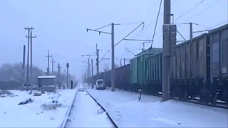 В Ташкентской области грузовой поезд сбил застрявший на железнодорожном переезде «Damas»