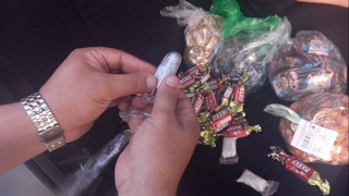 580 грамм гиёҳвандлик воситаларини конфетлар орасига яшириш наф бермади