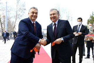 Ўзбекистон ва Венгрия етакчилари икки мамлакат ҳамкорлигидаги илмий марказни бориб кўрди