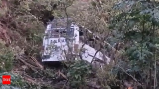 Ҳиндистонда жангарилар томонидан уюштирилган отишма оқибатида автобус дарага тушиб кетди