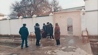 Совуқ кунларда она 2 нафар фарзанди билан турмуш ўртоғининг уйига киритиб қўйилди