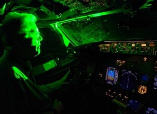 Uzbekistan Airports fuqarolarni lazer nurlarini havo kemasiga yoʻnaltirishdan ogohlantirdi