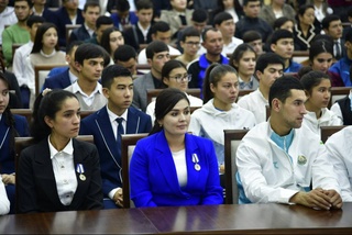В Навоийской области прошли встречи руководителей администраций области, районов и городов, а также организаций и учреждений