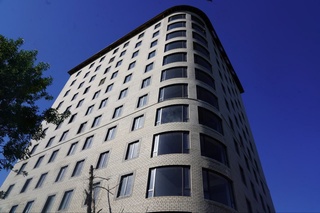 Уч қават бўлиши керак бўлган бино ўн икки қаватга айланиб кетди