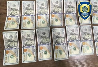 Юк автомашинаси ҳайдовчиларига қалбаки АҚШ доллари берган фуқаро ушланди