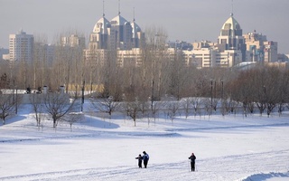Қалин қор ва бўрон сабаб Остонада транспорт ҳаракати тўхтаб қолди