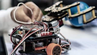 Ozon generatori bilan dezinfeksiya qiluvchi robot ixtiro qilindi