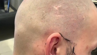 Toshkentdagi maktabda direktor oʻquvchining sochini majburlab kalga oldirdi