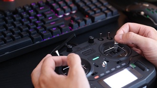 Литвалик мактаб ўқувчилари дронларни бошқаришга ўргатилмоқда