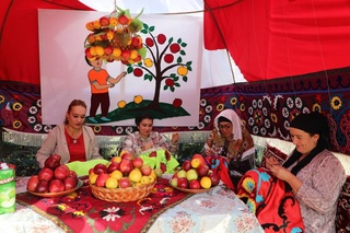 Бойсунда  олма фестивали ўтказилди