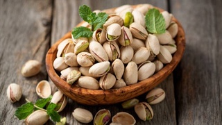 Daily consumption of pistachios will help to preserve eyesight in old age