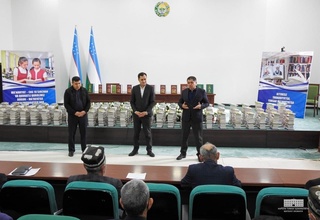 Нурота туманидаги 28 та маҳаллага китоблар жамланмаси совға қилинди