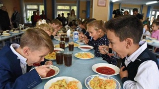 В Каракалпакстане и Хорезме школьникам начальных классов предоставят бесплатное питание