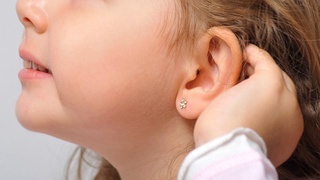 Школьница опоила снотворным свою соседку, чтобы украсить золотые сережки