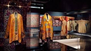 Выставку «Дорога в Самарканд. Чудеса шелка и золота», представленную в Лувре, теперь можно посмотреть онлайн