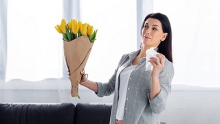 Названы самые аллергенные подарки к 8 Марта