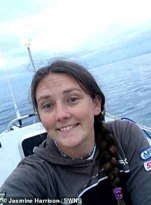 21 яшар ўқитувчи қиз Атлантика океанини якка кесиб ўтди