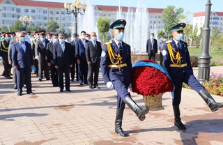 Қашқадарёда Ислом Каримов хотираси ёд этилиб, ҳайкали пойига гулчамбар қўйилди