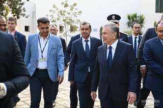 Shavkat Mirziyoyev lays flowers at the Monument to Ahmad Fergani