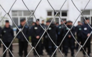 Президенти Ӯзбекистон ба шарафи Рӯзи истиқлолият 522 маҳкумшударо афв кард