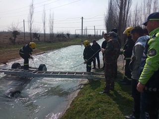 Каналга тушиб кетган машина сувдан чиқариб олинди