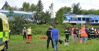 Чехияда иккита йўловчи поезд тўқнашиб кетди