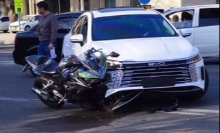 Тошкентда “BYD” билан мотоцикл тўқнашди