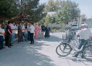 Jizzaxda sanitar tozalash xizmati xodimlariga bepul velosipedlar topshirildi