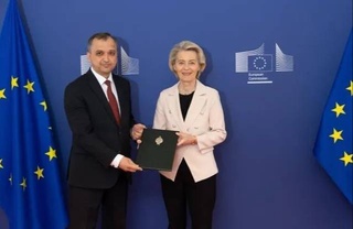 Сарвари намояндагии Ӯзбекистон дар назди Иттиҳоди Аврупо ба Президенти Комиссияи Аврупоӣ эътимоднома супорид