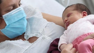 Коронавирус жұқтырған ана баласын емізе ала ма?