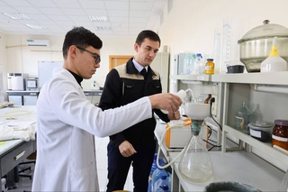 Студенты-исследователи Навоийского государственного горно-технологического университета работают над практическими проектами в научных кружках